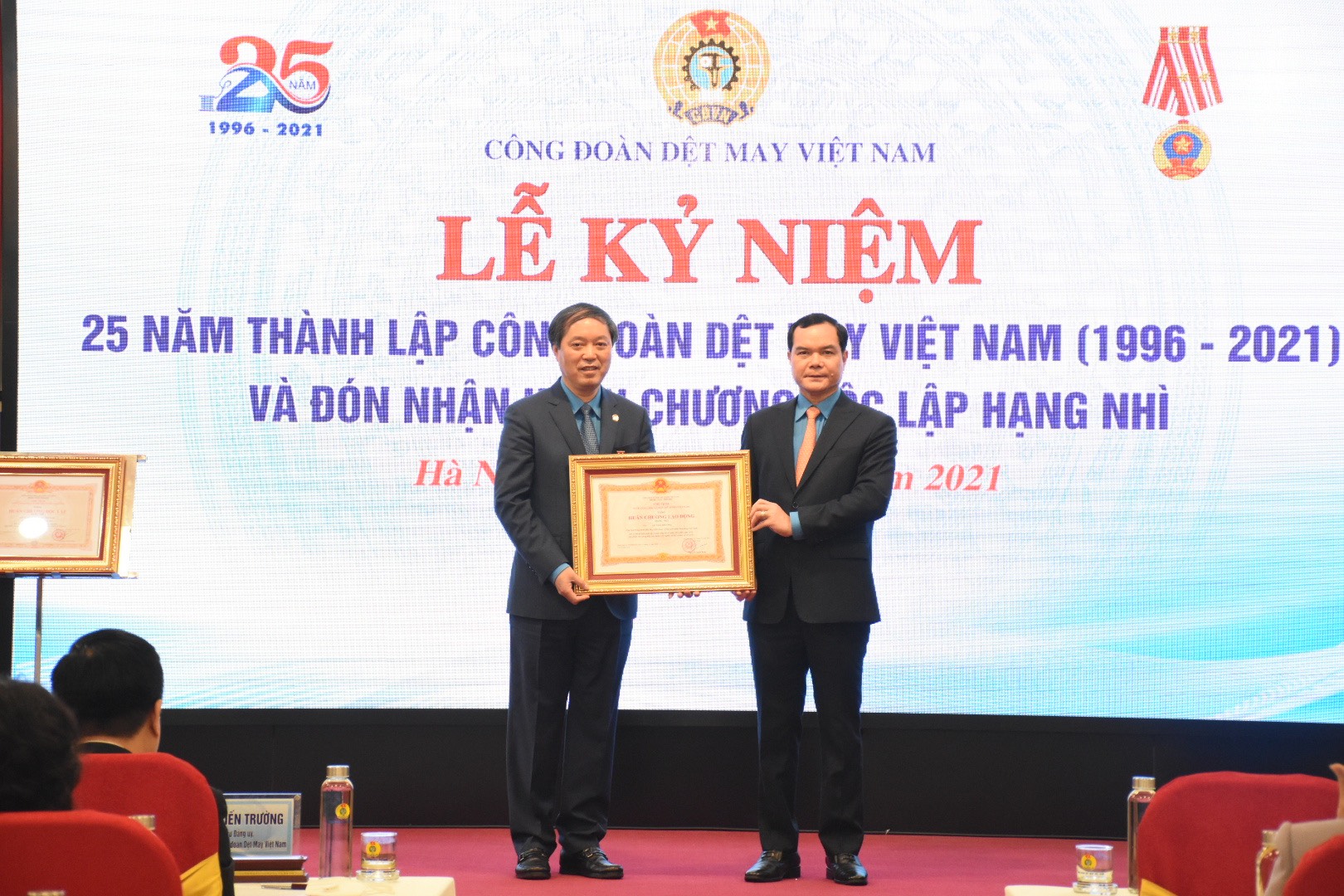 Cá nhân Ông Lê Nho Thướng (bên trái) vinh dự được Chủ tịch nước tặng thưởng Huân chương Lao động Hạng Nhì