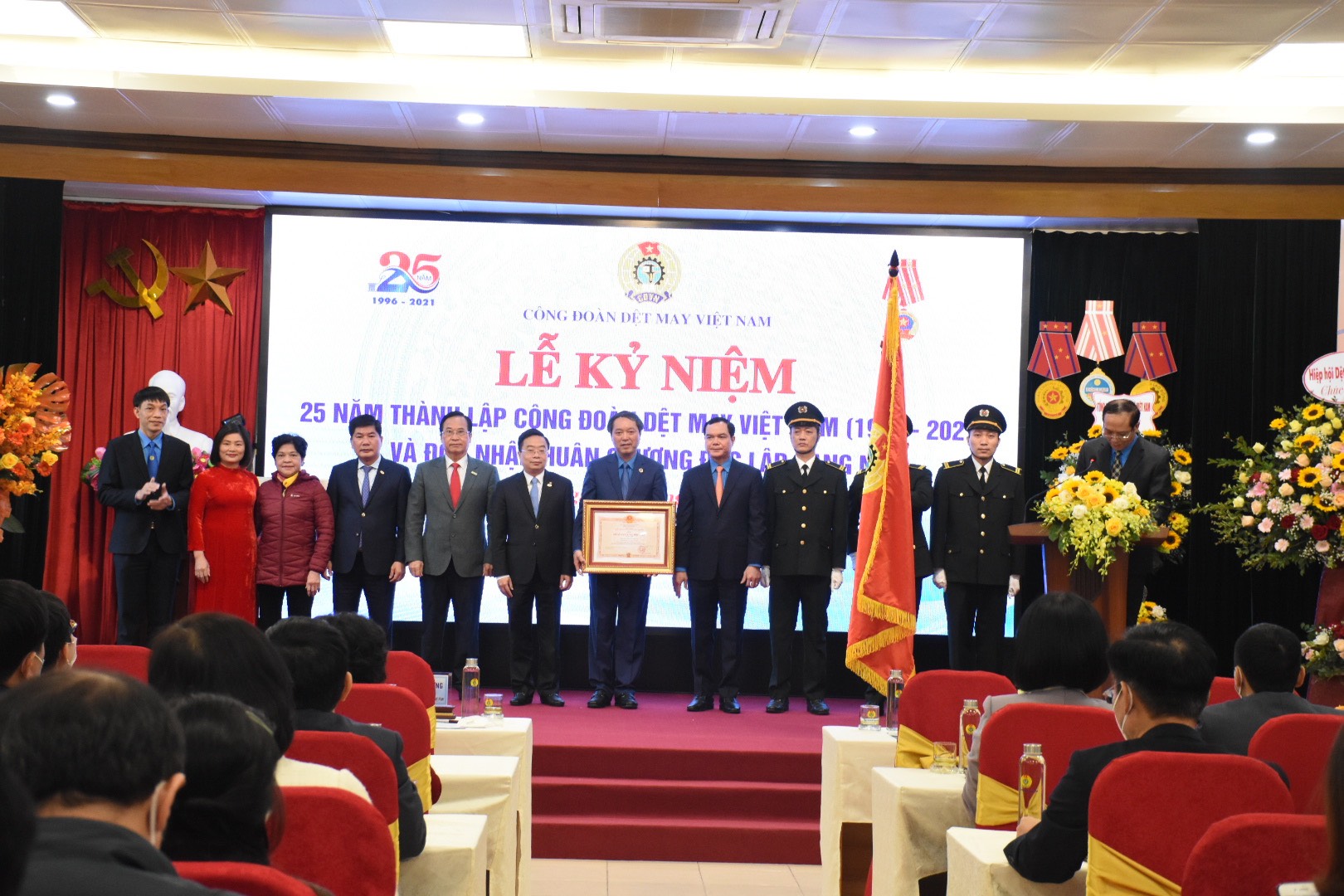 Các đại biểu tham dự trực tiếp tại Hà Nội chụp ảnh lưu niệm tại buổi Lễ