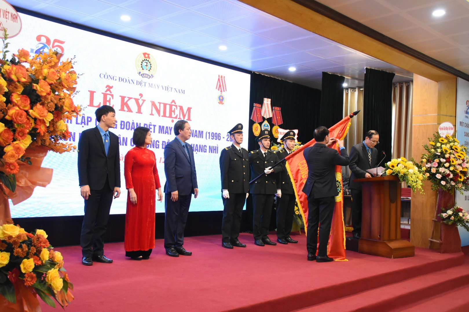 Công đoàn Dệt May Việt Nam Vinh dự đón nhận Huân chương Lao động Hạng nhì của Chủ tịch Nước trao tặng