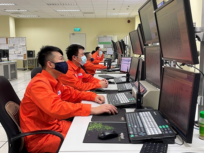 Lực lượng vận hành tại Phòng điều khiển trung tâm Nhà máy Nhiệt điện Thái Bình