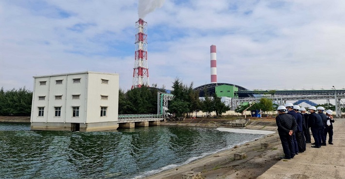 Đoàn kiểm tra Sở Công Thương tỉnh Thái Bình kiểm tra đi kiểm tra thực địa  khu vực bãi chứa tro, xỉ tại Nhà máy nhiệt điện Thái Bình