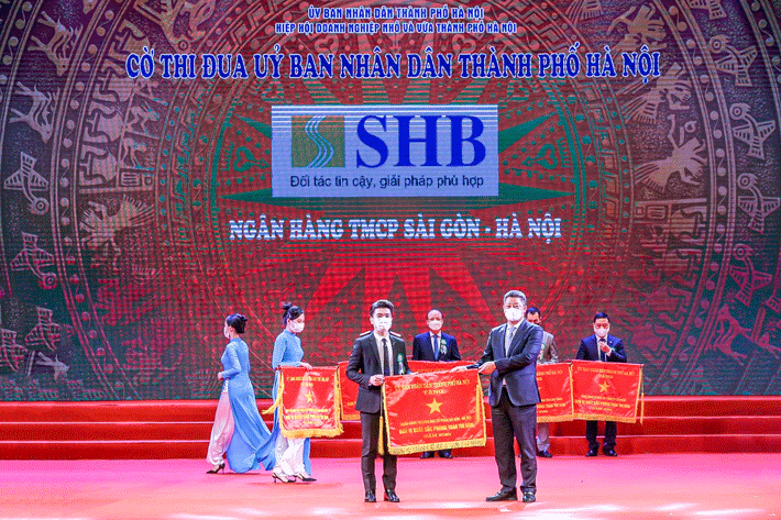 Phó Tổng Giám đốc Đỗ Quang Vinh đại diện ngân hàng SHB vinh dự nhận Cờ Thi đua của UBND TP Hà Nội 