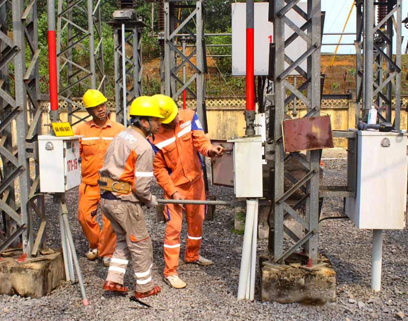 Cán bộ, công nhân viên Trạm 110 KV Lạc Sơn cải tạo, nâng cấp thiết bị để đảm bảo cung ứng điện an toàn liên tục