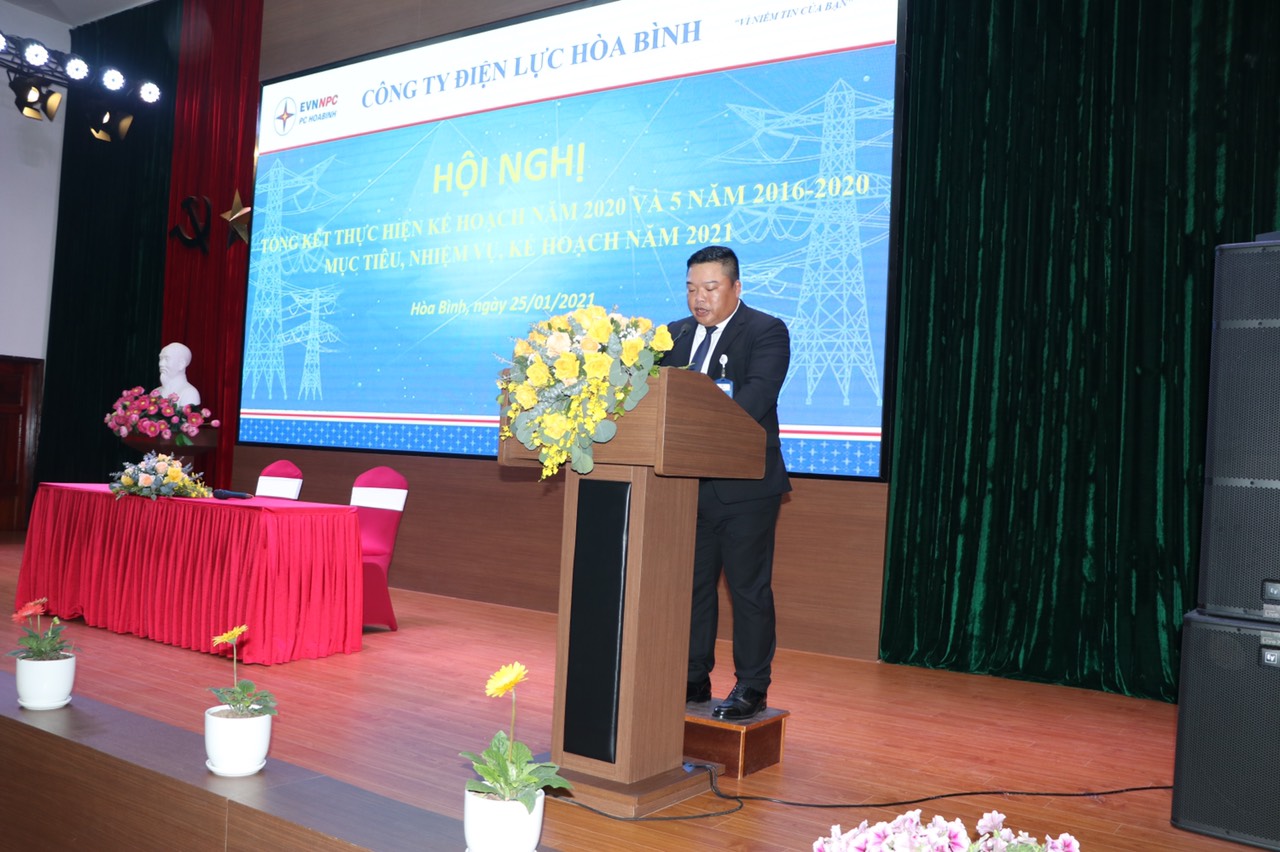 Ông Nguyễn Phúc Thịnh - Giám đốc Công ty Điện lực Hoà Bình báo cáo tại Hội nghị Tổng kết thực hiện năm 2020 và 5 năm 2016-2020, mục tiêu nhiệm vụ, kế hoạch năm 2021