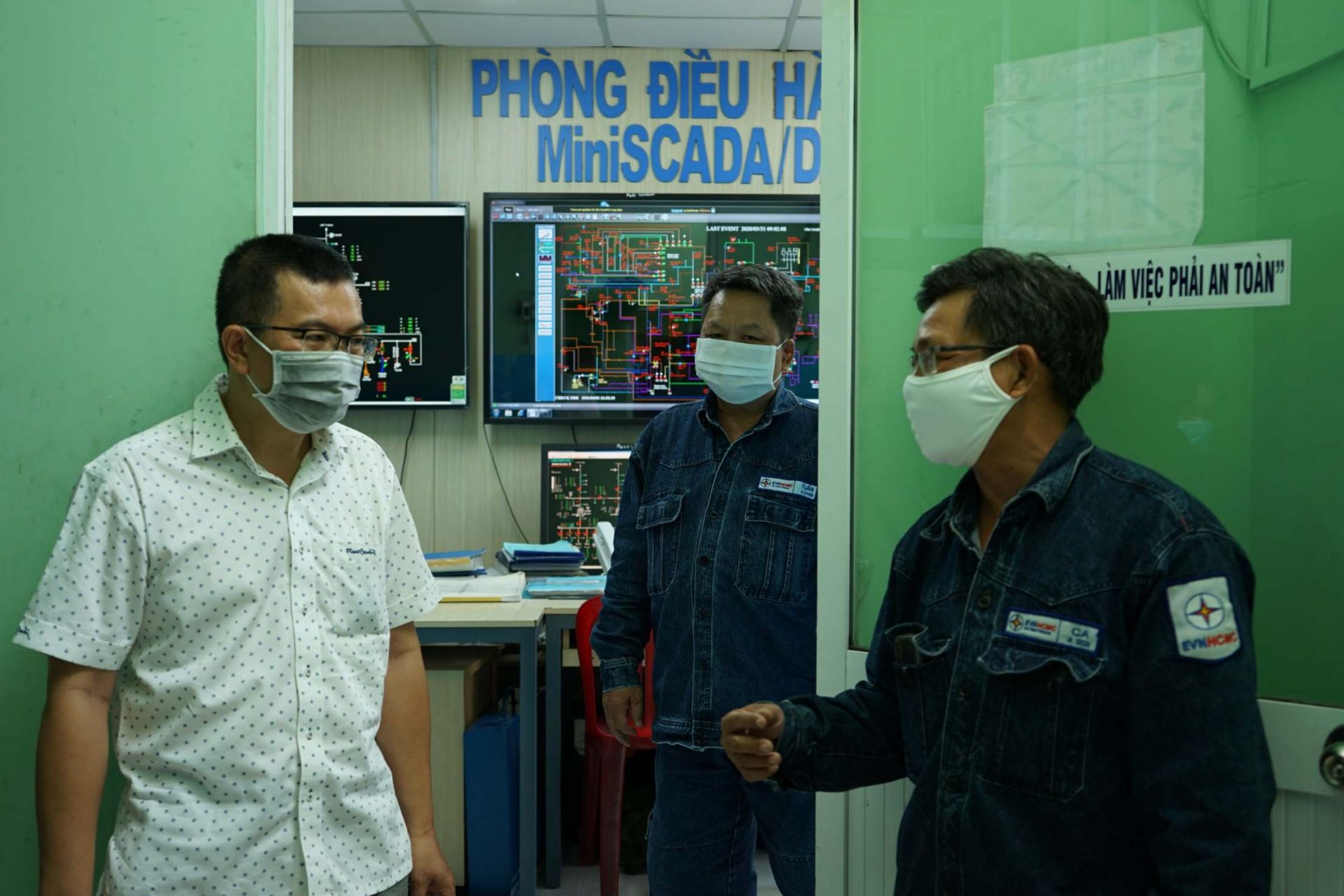 Ông Nguyễn Văn Thanh - Tổng Giám đốc EVNHCMC kiểm tra công tác trực vận hành điện tại đơn vị