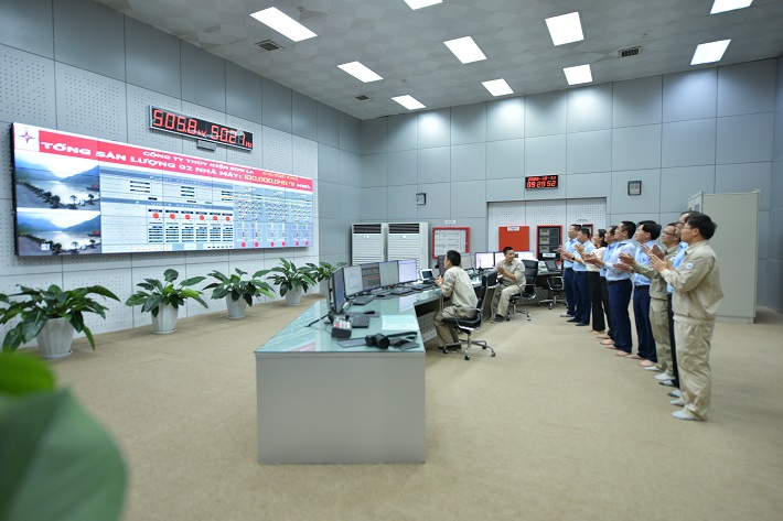 Công ty thủy điện Sơn La đã vui mừng đón nhận sự kiện sản lượng điện sản xuất lũy kế của 2 nhà máy đã đạt mốc 100 tỷ KWh