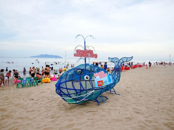  Central Retail Việt Nam trao tặng 35 mô hình ‘Cá voi ăn rác thải nhựa’ cho cho 7 tỉnh thành ven biển