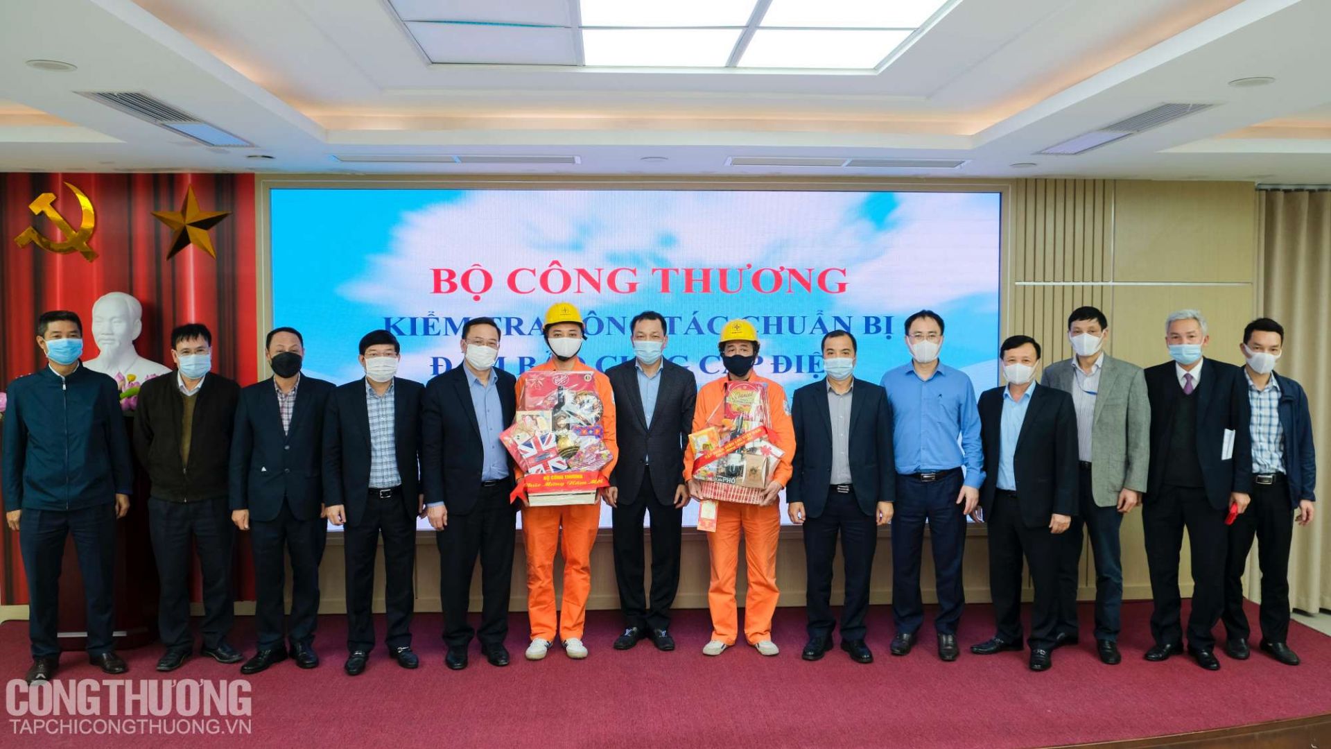 Thứ trưởng Đặng Hoàng An tặng quà động viên anh em cán bộ công nhân viên ngành điện đang trong ca trực