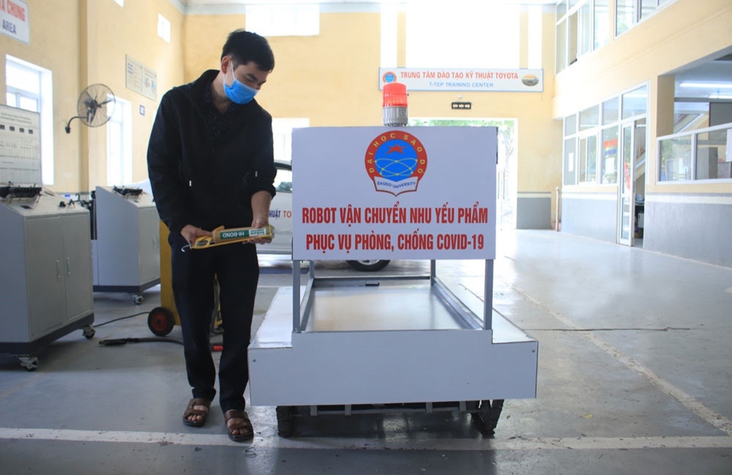 Đại học Sao Đỏ chế tạo “Robot vận chuyển nhu yếu phẩm” phục vụ phòng, chống dịch Covid-19