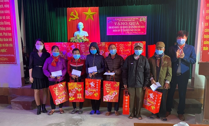 Trao quà cho các gia đình chính sách, hộ nghèo tại xã An Vinh, huyện Quỳnh Phụ