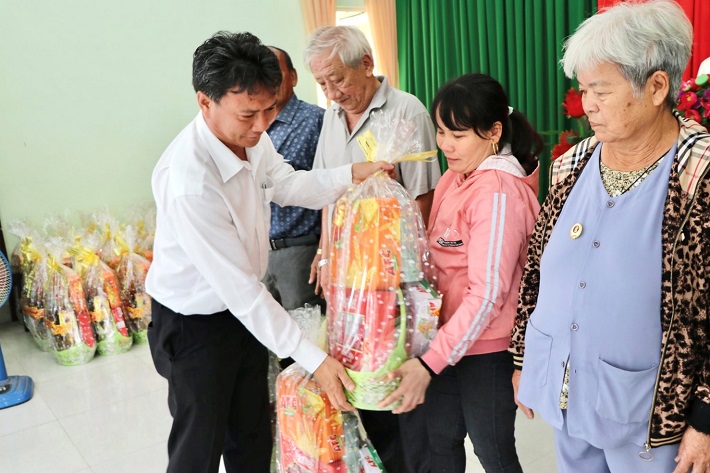 Người dân xã Vĩnh Tân, huyện Tuy Phong nhận quà Tết