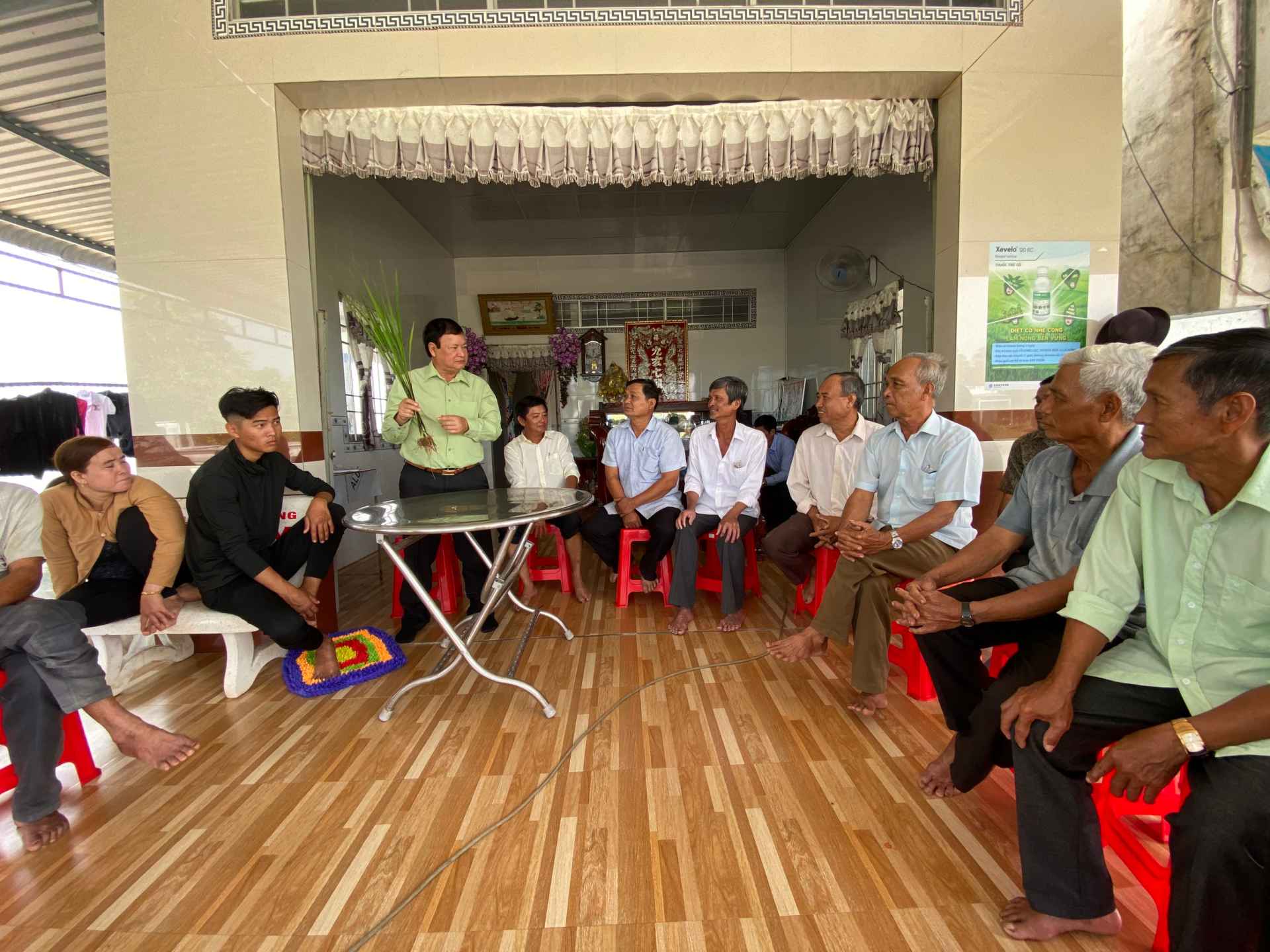 Nông dân dự buổi tập huấn đầu vụ do PGS.TS Mai Thành Phụng hướng dẫn
