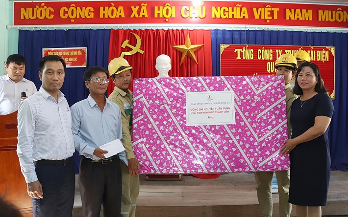 Chủ tịch HĐTV EVNNPT Nguyễn Tuấn Tùng trao tặng quà cho đại diện Trường Tiểu học Ninh Lộc