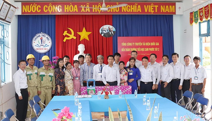 Đoàn công tác của EVNNPT tặng quà tại Trường Tiểu học Cam Phước Tây 2 (xã Cam Phước Tây, huyện Cam Lâm)