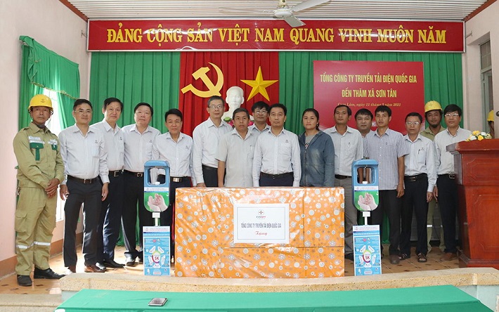Đoàn công tác của EVNNPT tặng quà tại xã Sơn Tân