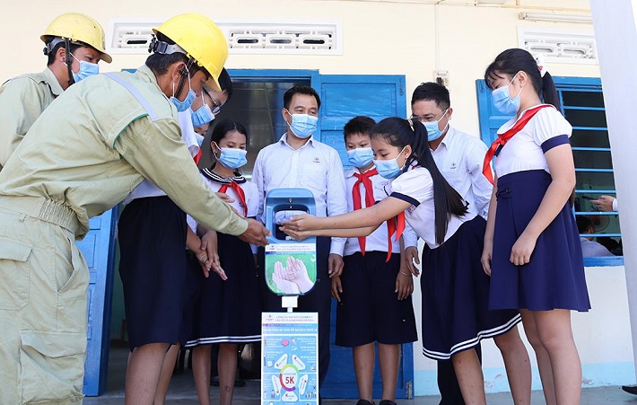 hủ tịch HĐTV EVNNPT Nguyễn Tuấn Tùng cùng lãnh đạo PTC3 hướng dẫn các em học sinh sử dụng máy rửa tay tự động