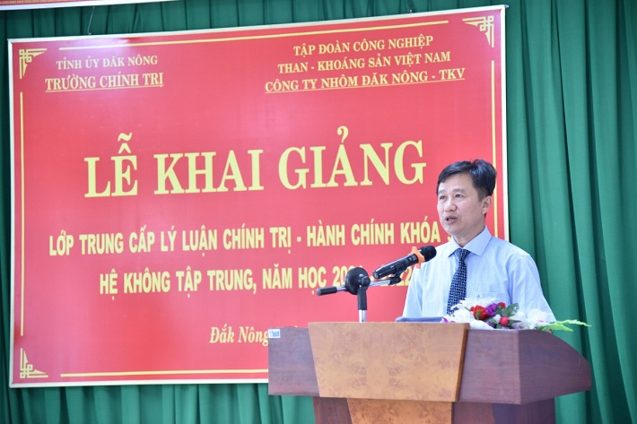 Đồng chí Nguyễn Viết Bé phát biểu khai giảng