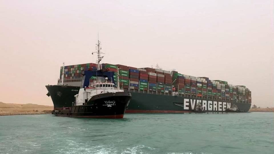 Tàu container chắn ngang kênh đào Suez