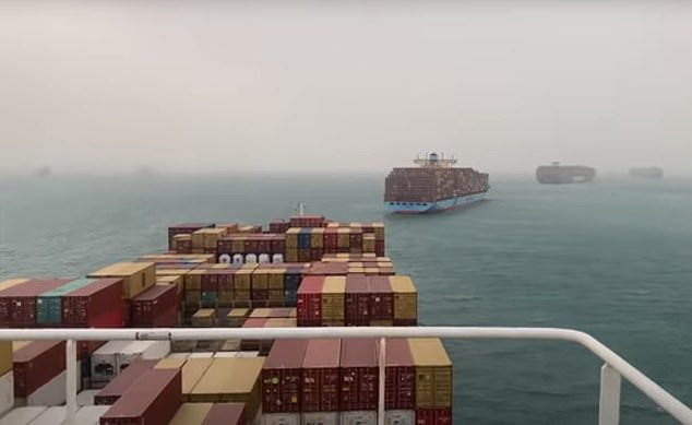 Tàu container mắc kẹt tại kênh đào Suez