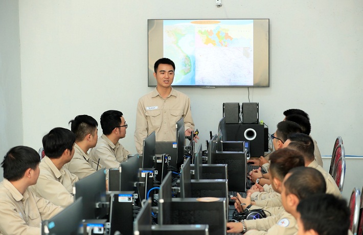 Kỹ sư Đỗ Việt Bách hướng dẫn cán bộ kỹ thuật sử dụng phần mềm “vẽ đặc tính công suất của các nhà máy đồng bộ cực lồi”.
