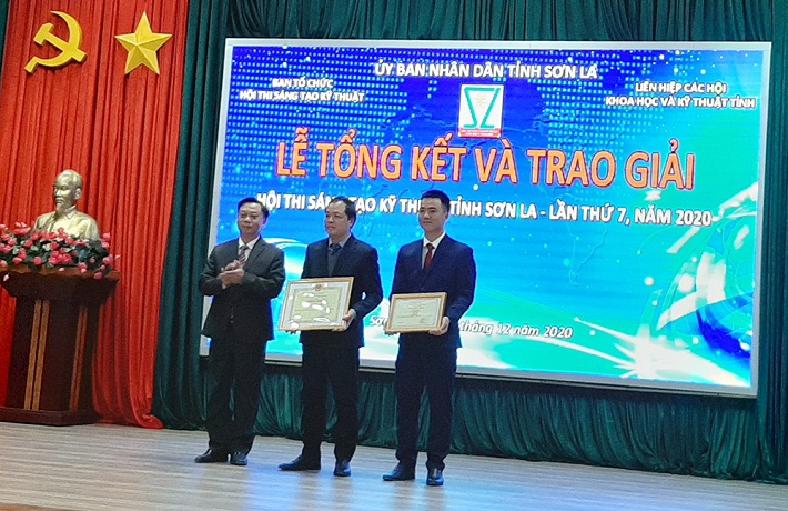 Ông Khương Thế Anh – Giám đốc Công ty (đứng giữa) và ông Đỗ Việt Bách – Quản đốc PX Vận hành Lai Châu (ngoài cùng bên phải) nhận giải tại Lễ tổng kết và trao giải Hội thi sáng tạo kỹ thuật tỉnh Sơn La lần thứ 7 năm 2020