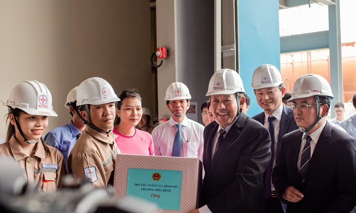Phó Thủ Tướng Chính Phủ Trương  Hòa Bình tăng quà CBCNV Nhà máy Nhiệt điện Vĩnh Tân 4