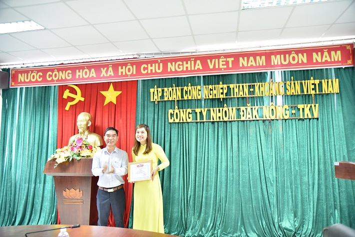 trao giấy khen và phần thưởng cho 01 tác giả Hoàng Thị Kim Quý đoạt giải Nhất cuộc th