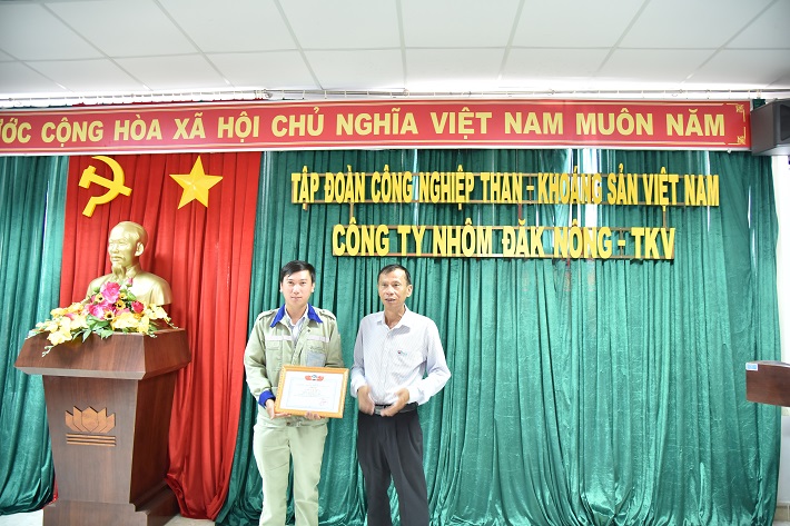 trao giấy khen và phần thưởng cho 01 tác giả Vũ Văn Quang đoạt giải Nhì cuộc thi