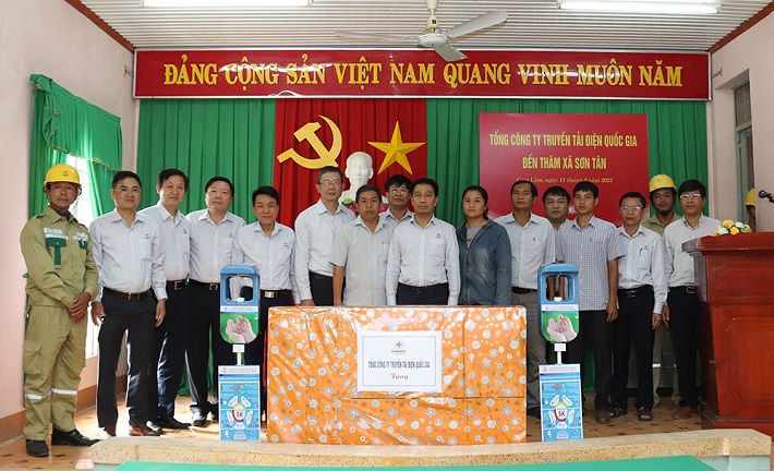 Đoàn công tác của EVNNPT tặng quà các trường học, địa phương có đường dây 500kV Vân Phong – Vĩnh Tân đi qua