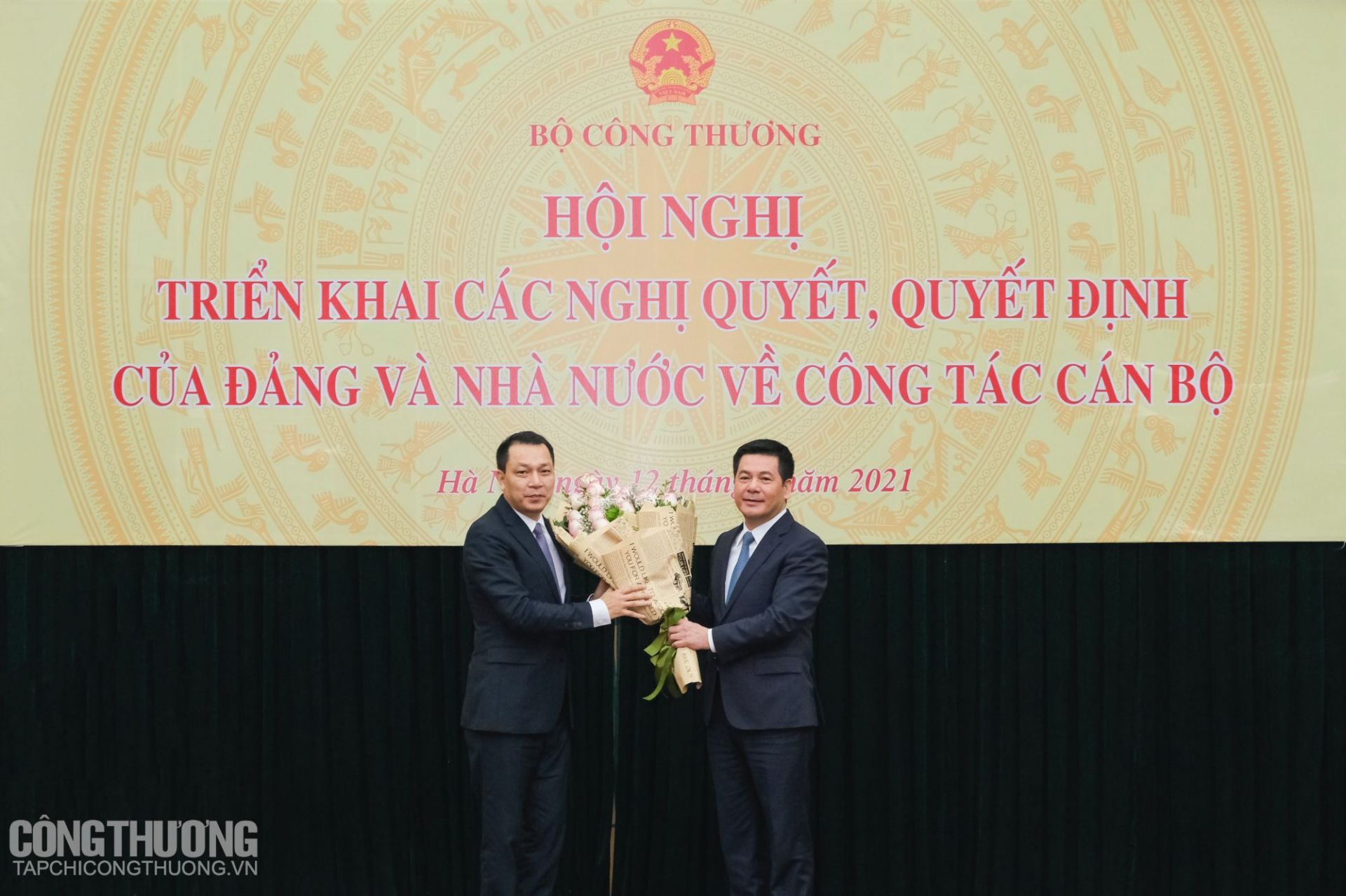 Đại diện các đơn vị tặng hoa chúc mừng Bộ trưởng Nguyễn Hồng Diên