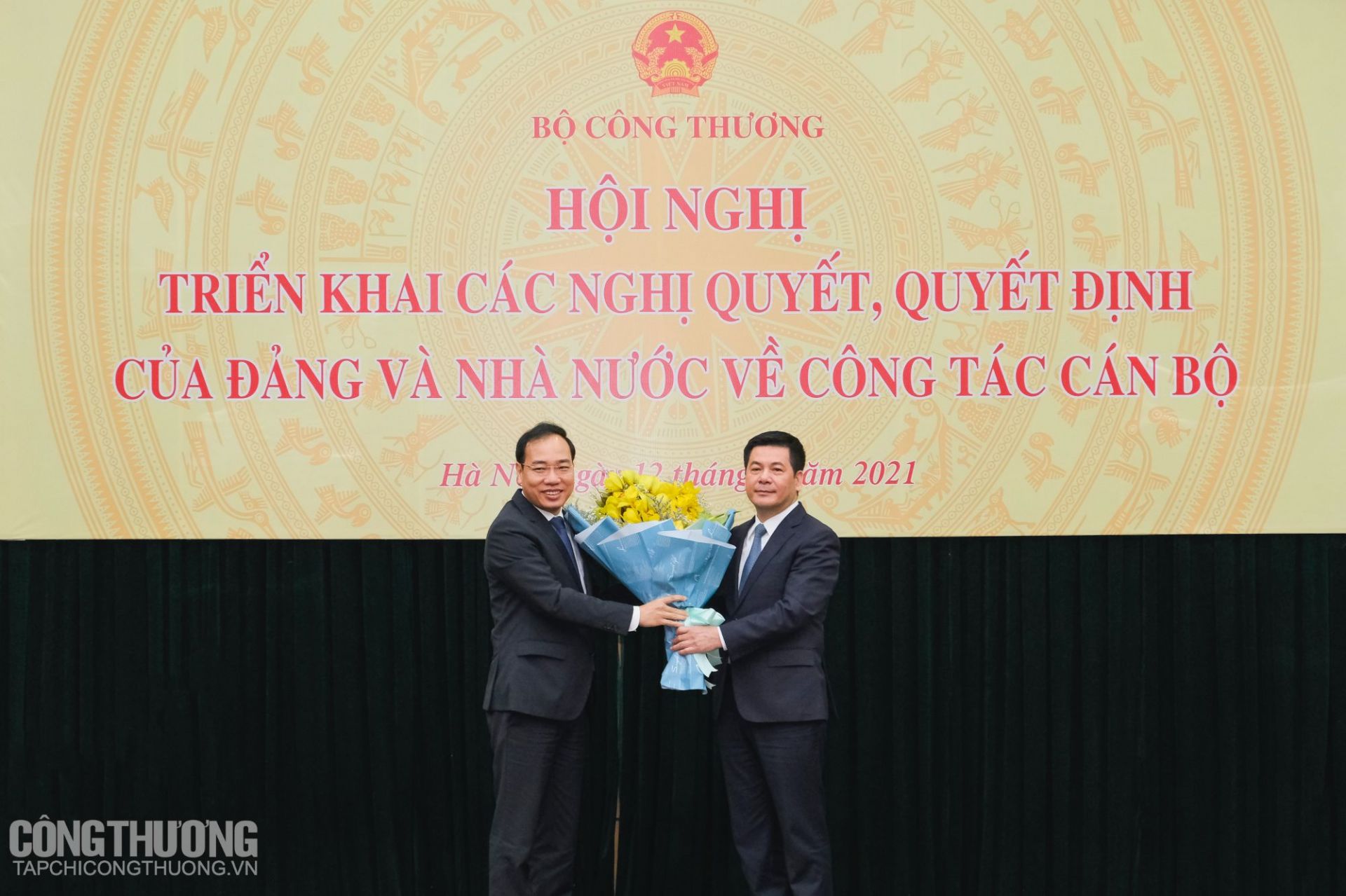 Đại diện các đơn vị tặng hoa chúc mừng Bộ trưởng Nguyễn Hồng Diên