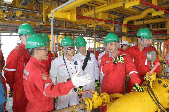  Lãnh đạo Tập đoàn Dầu khí Việt Nam kiểm tra công tác chuẩn bị đón dòng dầu đầu tiên tại Mỏ Cá Tầm 