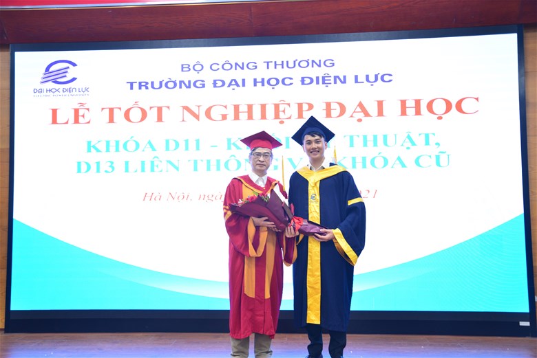 Nhân dịp này, tân Thủ khoa Nguyễn Quang Thắng đại diện cho các tân kỹ sư đã gửi tặng bó hoa tươi thắm tri ân đến Ban giám hiệu Nhà trường, các thầy cô.