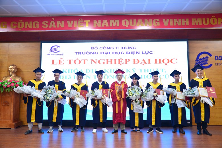 TS. Trương Huy Hoàng tặng giấy khen và trao bằng cho thủ khoa tốt nghiệp Trường, thủ khoa các Khoa.