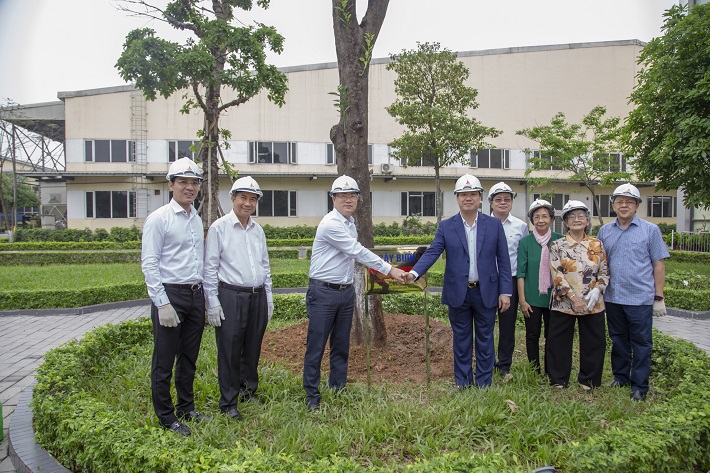 Đc Hà Quang Hòa – Tổng Giám đốc Tổng Công ty Thuốc lá Việt Nam (thứ ba từ trái sang phải) trồng cây lưu niệm tại Công ty Thuốc lá Thăng Long