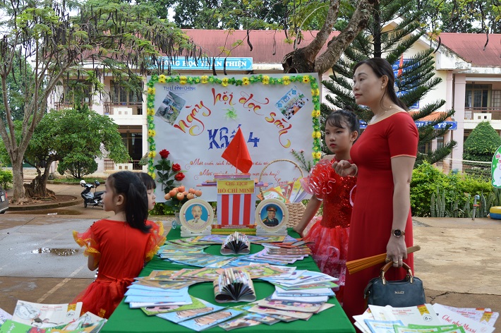 Trường Lê Đình Chinh tổ chức ngày hội sách và lễ tiếp nhận 500 cuốn sách do Công ty Nhôm Đắk Nông – TKV trao tặng 
