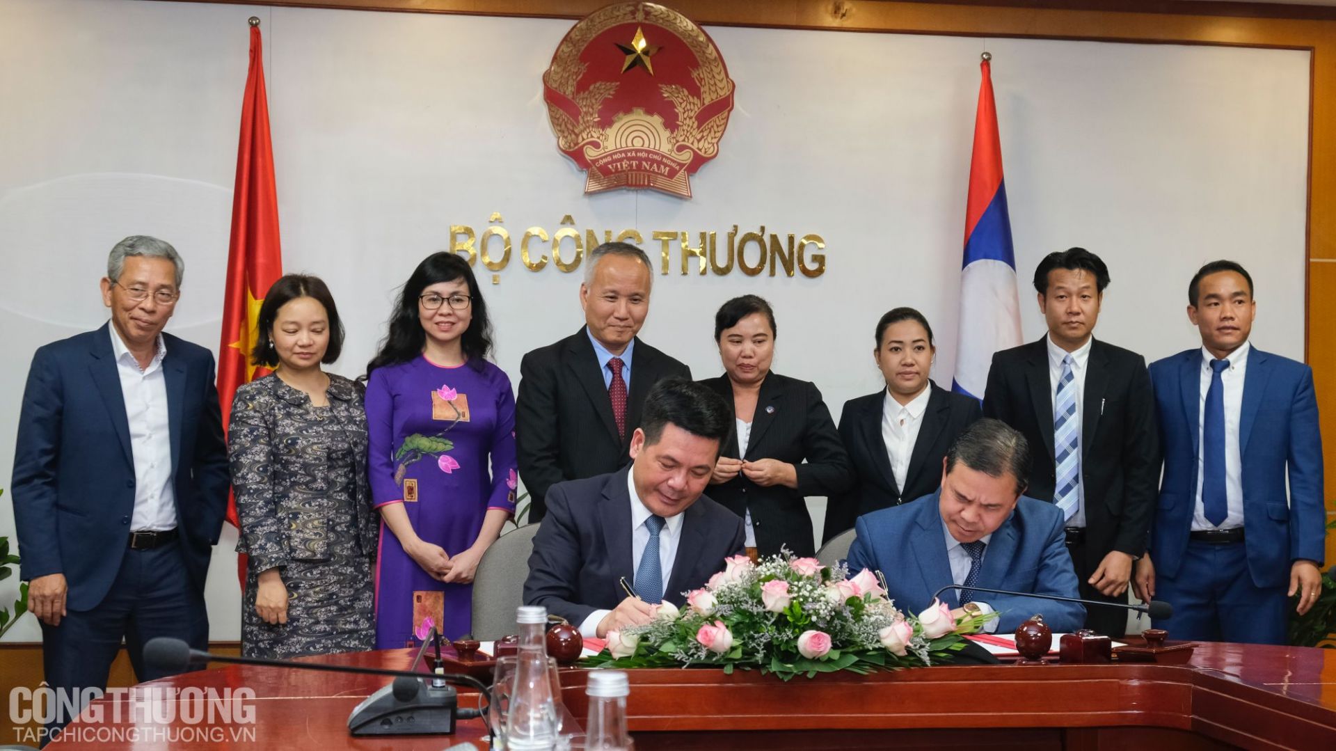 Đại sứ Lào và Bộ trưởng Nguyễn Hồng Diên ký kết Biên bản làm việc về các biện pháp tăng cường hơn nữa quan hệ hợp tác trong lĩnh vực thương mại, công nghiệp và năng lượng