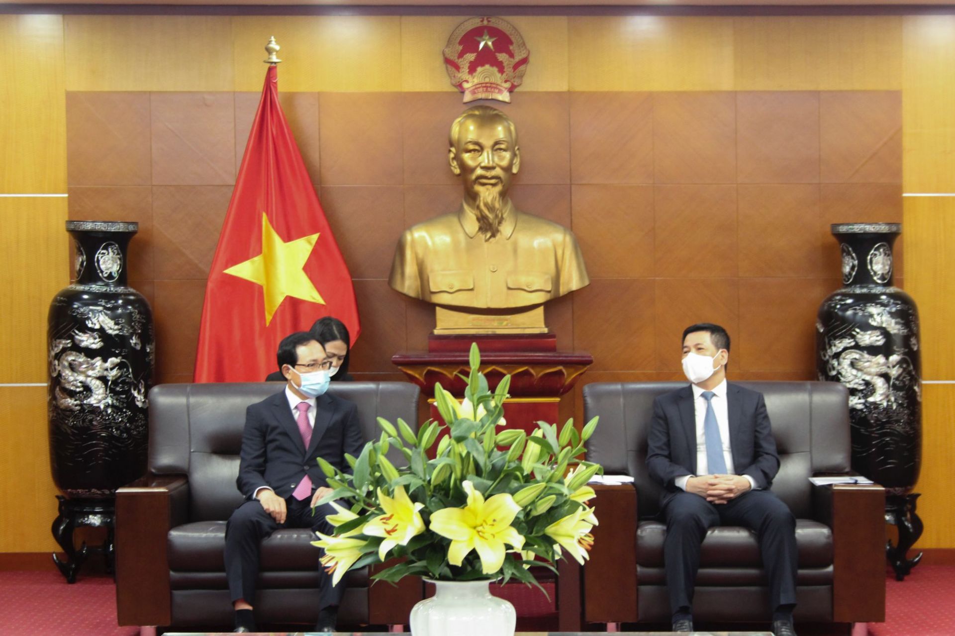 Bộ trưởng Bộ Công Thương Nguyễn Hồng Diên (bên phải) và Tổng Giám đốc Tổ hợp Samsung Việt Nam Choi Joo Ho (bên trái)
