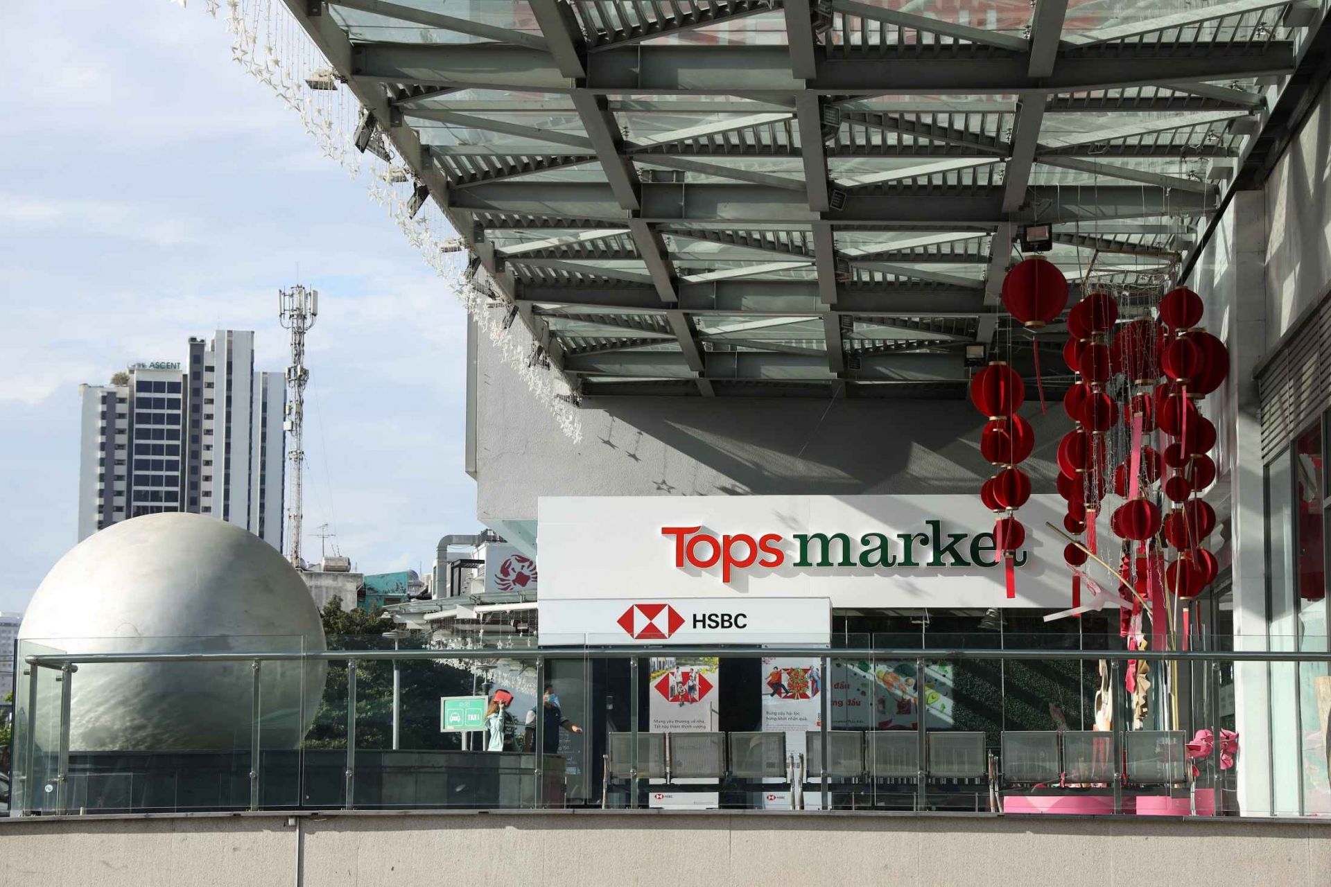 Central Retail mới đây cũng vừa ra mắt cái tên mới là Tops Market, chuyển đổi từ 7 siêu thị Big C sang