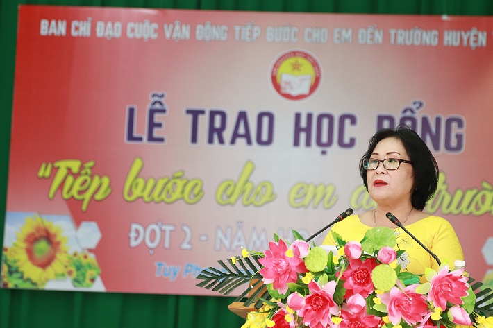Chị Trần Thị Hạnh, Chủ tịch Hội Khuyến học huyện, Phó Trưởng ban Thường trực Ban Chỉ đạo Cuộc vận động Tiếp bước cho em đến trường báo cáo và phát biểu tại buổi lễ