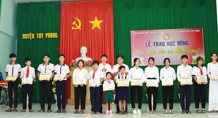 Ông Phạm Đình Quang - Phó Giám đốc Nhà máy Nhiệt điện Vĩnh Tân 4  trao học bổng cho các em học sinh nghèo vượt khó trên địa bàn huyện tuy phong