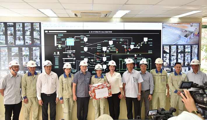 Thứ trưởng  Bộ LĐTB-XH  Lê Văn Thanh tặng quà công nhân Nhà máy Alumil Nhân Cơ