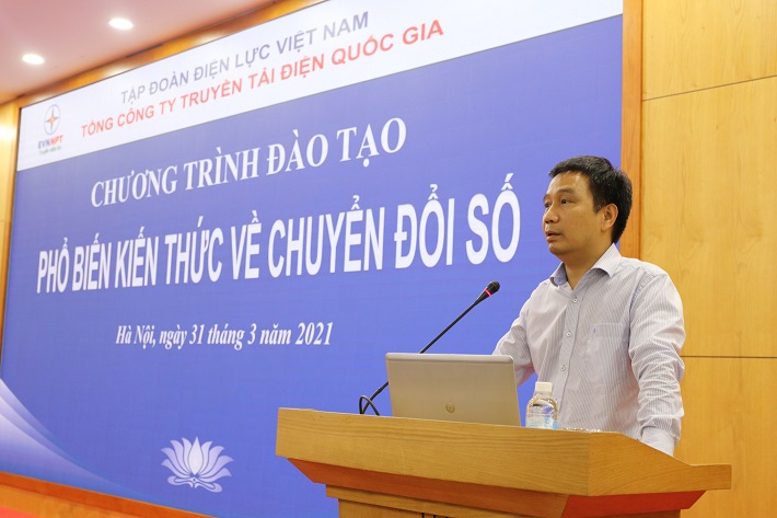Ông Nguyễn Tuấn Tùng - Bí thư Đảng ủy, Chủ tịch Hội đồng thành viên EVNNPT phát biểu chỉ đạo khóa học