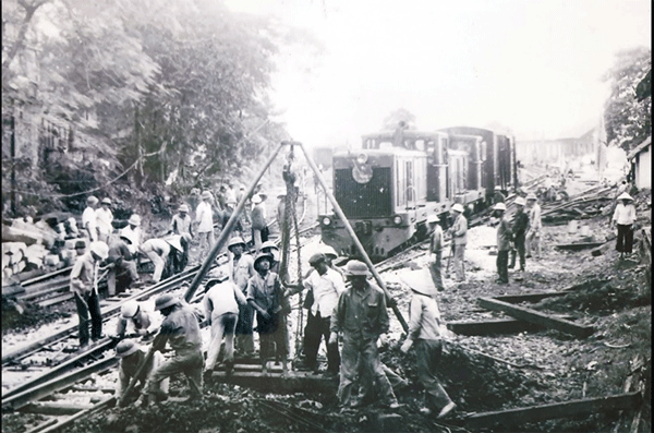 Công nhân Công ty Công trình 2 và Công ty Đường 6 đang cố gắng hoàn thành đoạn đường vào ga. Ảnh tư liệu ngành đường sắt, chụp tháng 11-1975.