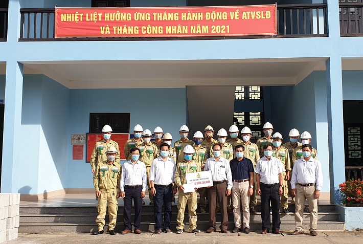 Công đoàn EVNNPT và PTC2 thăm hỏi, tặng quà động viên Người lao động tại Đội TTĐ Phú Lộc