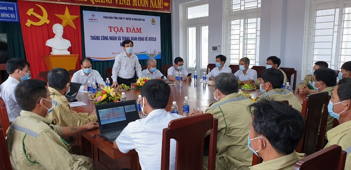 Ông Nguyễn Huy Thắng - Phó Chủ tịch Công đoàn EVNNPT chủ trì tổ chức tọa đàm và thăm hỏi người lao động tại PTC2