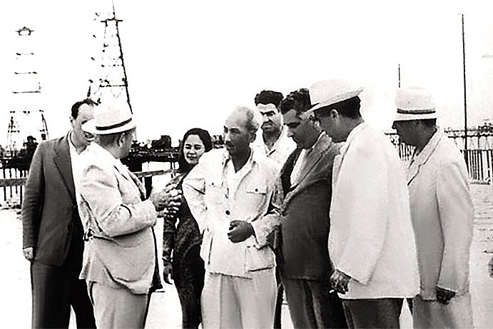 Chủ tịch Hồ Chí Minh thăm khu dầu khí Baku, năm 1959. 