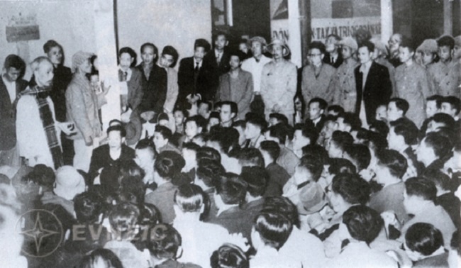 Bác Hồ về thăm và nói chuyện với CBCNV ngành Điện năm 1954 - Ảnh Tư liệu