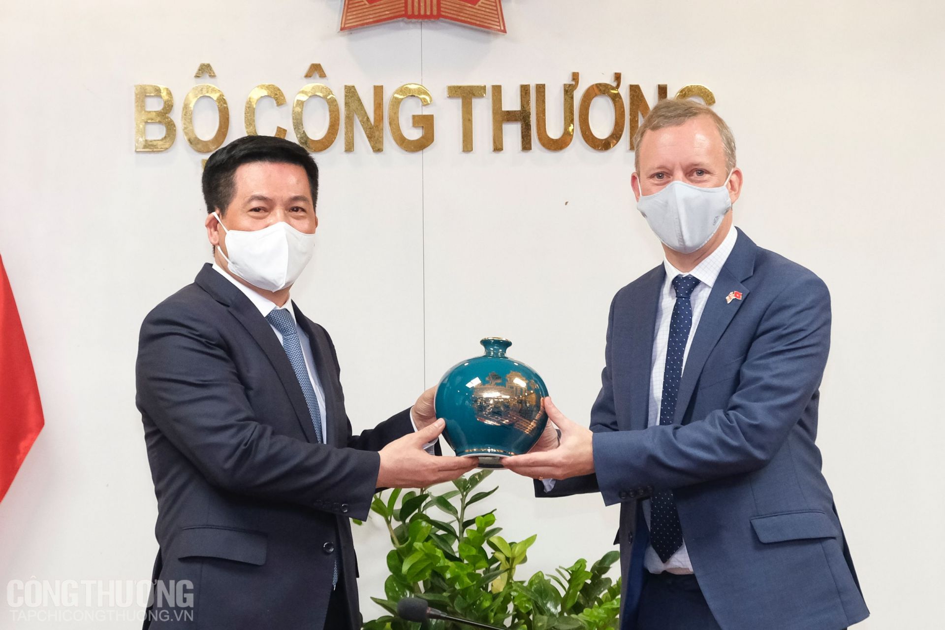 Bộ trưởng Bộ Công Thương Nguyễn Hồng Diên trao quà tặng Đại sứ Anh Gareth Wath