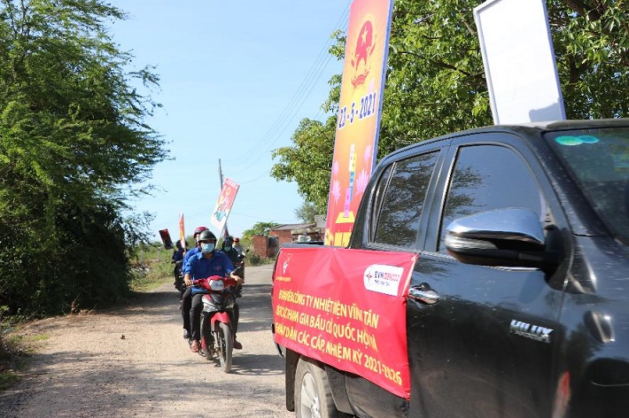 Các đoàn viên diễu hành bằng xe máy cùng đi qua các tuyến đường, trục đường của các xã, thị trấn trong huyện Tuy Phong